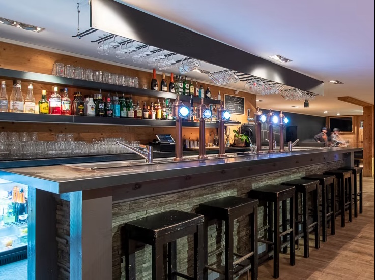 Innenraum der Bar de la Poste in La Tzoumaz